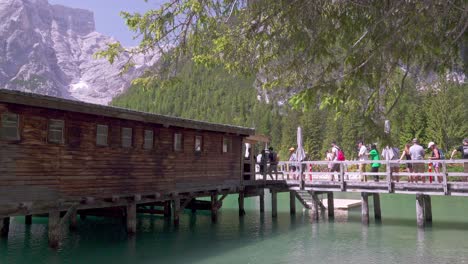 Auf-Dem-Steg-Zum-Bootshaus-Des-Pragser-Wildsees-In-Den-Italienischen-Dolomiten-Bildet-Sich-Eine-Schlange