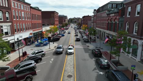 Innenstadt-Von-Concord,-New-Hampshire,-Schaufenster-Und-Geschäfte-Mit-Wohngebäuden