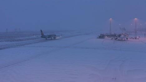 Schneesturm-Am-Flughafen-Island-Mit-Flugzeug,-Das-Auf-Schneebedecktem-Weg-Rollt