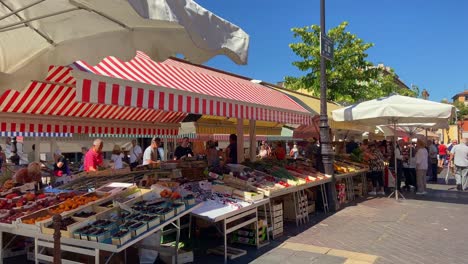 Menschen-Kaufen-Obst-Auf-Dem-Blumenmarkt-Cours-Saleya-In-Nizza,-Frankreich