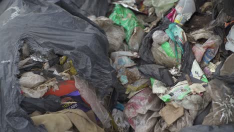 Nicht-Recycelbarer-Abfall,-Der-Auf-Einer-Deponie-Entsorgt-Wird