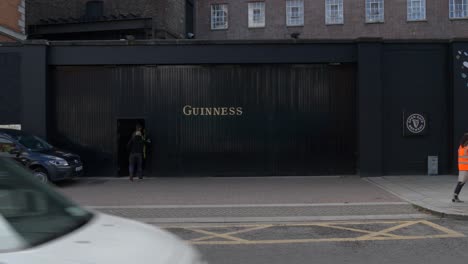 Cervecería-Guinness-Open-Gate---Empleados-Que-Van-A-Trabajar-En-El-Antiguo-Edificio-De-La-Cervecería-Guinness-En-Dublín,-Irlanda