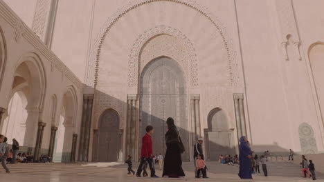 Kinder-Spielen,-Während-Frauen-Und-Familien-Auf-Einem-Offenen-Platz-In-Der-Nähe-Der-Riesigen-Tür-Der-Hassan-ii-moschee-In-Casablanca,-Marokko,-Herumlaufen