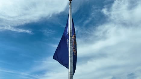 Bandera-Del-Estado-De-New-Hampshire-Ondeando-En-La-Brisa-En-Un-Día-Ventoso-Contra-El-Cielo-Azul