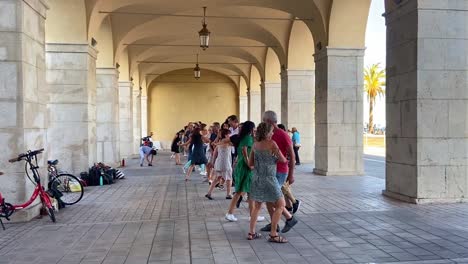 Menschen-Tanzen-Im-Sommer-In-Nizza,-Frankreich