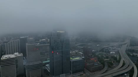 Luftaufnahme-Durch-Niedrige-Wolken-In-Richtung-Zum-Großen-Amerikanischen-Turm,-Dunkler,-Bewölkter-Tag-In-Cincinnati,-Usa