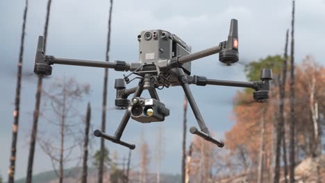 DJI-Matrix-Drohne-Mit-In-Der-Luft-Schwebender-Nachtsicht-Wärmebildkamera