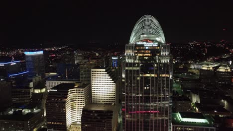 Luftbild-Nähert-Sich-Dem-Great-American-Tower-In-Der-Innenstadt-Von-Cincinnati,-USA