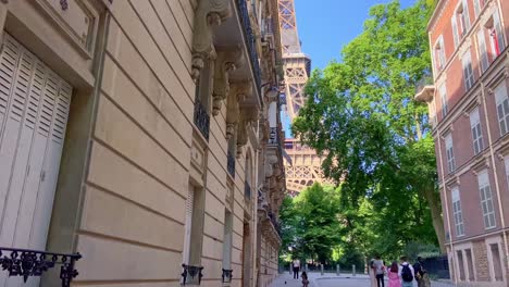 Rue-De-L&#39;universite-Namensschild-Und-Die-Straße-Mit-Eiffelturm-In-Paris,-Frankreich