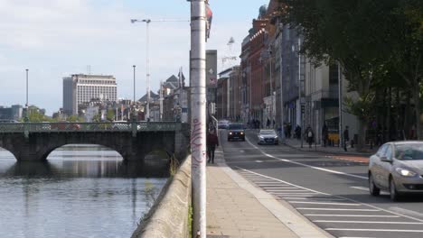 Fahrzeuge-Fahren-Durch-Die-Merchant&#39;s-Quay-Street-Am-Ufer-Des-Flusses-Liffey-In-Dublin,-Irland