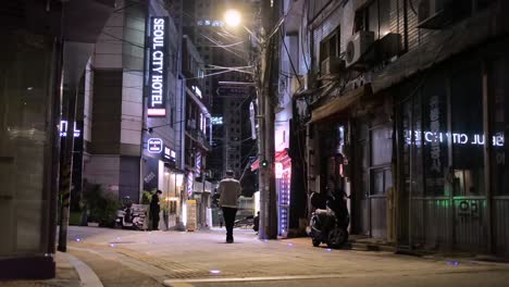Menschen-Zu-Fuß-In-Seoul-Stadt-Koreanische-Nachbarschaft-Gasse-Nachtleben-Beleuchtet-Von-Straßenlaternen-Zeitraffer