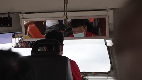 Conductor-De-Barco-De-Transporte-Trabajando-Y-Dirigiendo-El-Barco-En-El-Río-Chao-Phraya-En-Bangkok,-Tailandia