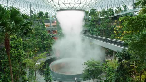 El-Complejo-Comercial-Y-De-Entretenimiento-Del-Aeropuerto-Jewel-Changi,-Con-Temática-De-La-Naturaleza,-Está-Cercado-Y-Conectado-Con-El-Aeropuerto-De-Changi-En-Singapur