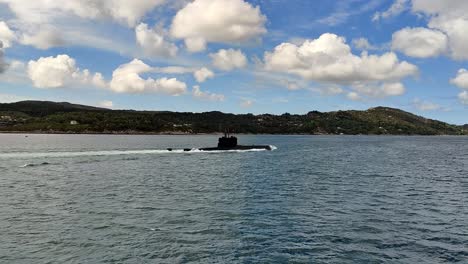 Norwegisches-U-Boot,-Das-Entlang-Der-Insel-Sotra-Segelt-Und-Auf-Den-Marinestützpunkt-Haakonsvern-Außerhalb-Von-Bergen-Zusteuert---Handheld-Clip,-Der-Neben-Dem-U-Boot-Folgt---Norwegen