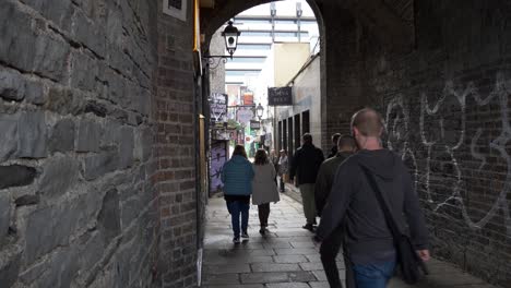Many-People-Entering-The-Famous-Street-Of-Temple-Bar-District-For-A-Pint-Of-Guinness-In-Dublin,-Ireland