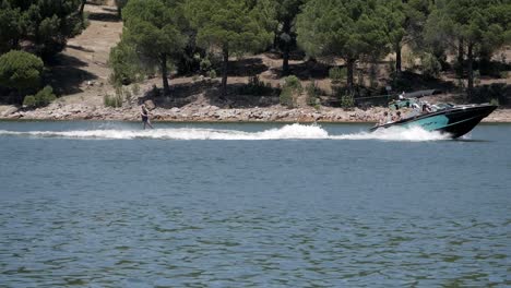 Man-taking-off-water-skiing-at-lake-pantano-de-San-Juan,-Madrid