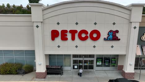 Petco-Store-In-Den-USA