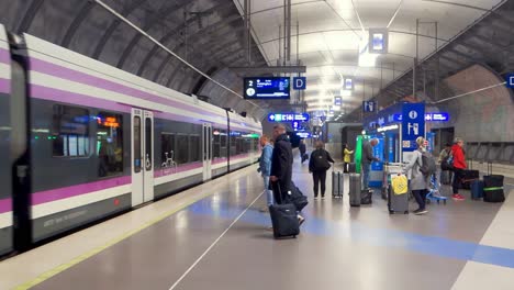Inaugurado-En-2015,-Un-Tren-Finavia-Conecta-El-Aeropuerto-De-Helsinki-Vantaa-Con-El-Centro-De-Helsinki,-La-Capital-Finlandesa