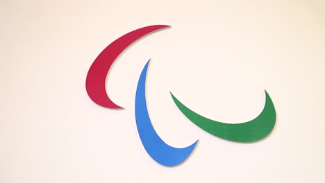 Logo-Der-Paralympischen-Spiele-2022-In-Peking,-Passanten