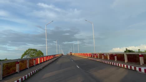 Pov-Conduciendo-A-Lo-Largo-De-La-Autopista-Del-Puente-En-Sylhet