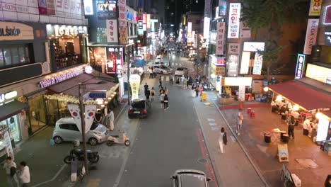 Calle-De-Bares-Con-Muchos-Restaurantes-Y-Bares-En-Seúl-Por-La-Noche,-Corea-Del-Sur