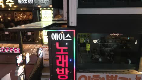 Drohnenaufnahme-Einiger-Bars-In-Seoul-Bei-Nacht,-Südkorea