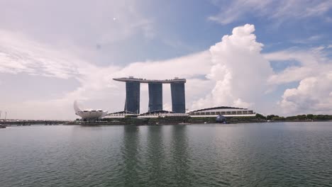 Die-Wunderschöne-Landschaft-Des-Marina-Bay-Sands-Casino-Hotels-In-Der-Innenstadt-Von-Singapur-Ist-Eine-Der-Wichtigsten-Touristenattraktionen-In-Singapur-Stadt