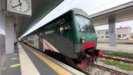 Trenord-Tren-De-Pasajeros-En-La-Estación-De-Bérgamo-En-Italia