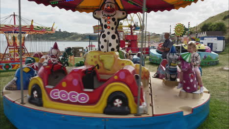 Glückliche-Kinder-Fahren-Auf-Einem-Karussell-Karussell-An-Der-Strandpromenade-In-Scarborough,-Großbritannien