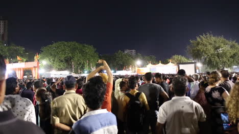 Celebración-Del-Festival-Indio-En-Una-Playa-De-Mumbai