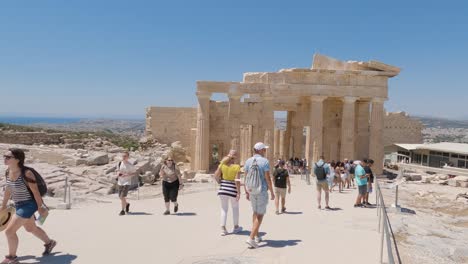 View-of-Propylaia,-monumental-ceremonial-gateway-to-the-Acropolis-of-Athens,-tourists-go-to-the-gateway