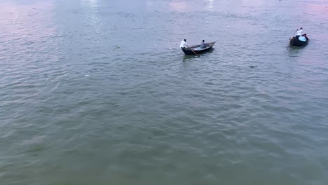 Pov-Vorbei-An-Flussboot-Taxis-Und-Fischer-In-Sylhet