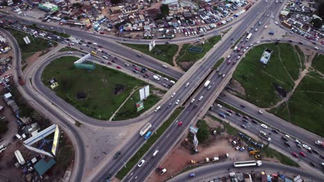 Umkreisende-Antenne-Von-Fahrenden-Fahrzeugen-Auf-Accra-Interchange-Ghana