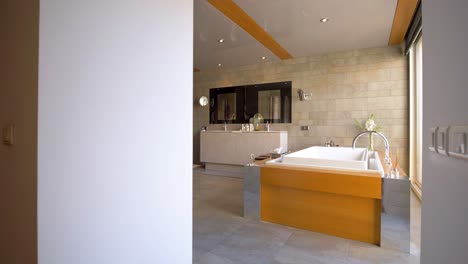 Ein-Elegantes-Offenes-Badezimmer-Mit-Viel-Natürlichem-Licht-Und-Dynamischer-Kardanischer-Enthüllung