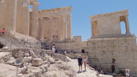Touristen,-Die-Die-Stufen-Vom-Besuch-Der-Akropolis-Hinuntergehen,-Die-Durch-Propyläen-Vorbeigehen