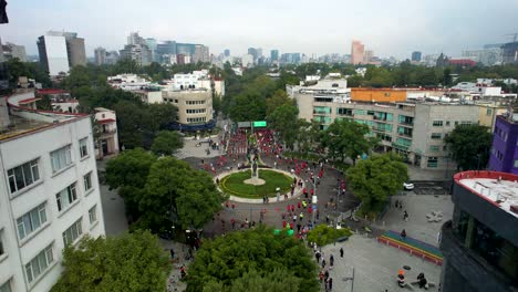 frontal-drone-shot-of-the-runners-of-the-mexico-city-marathon-in-polanco-near-the-finish-line