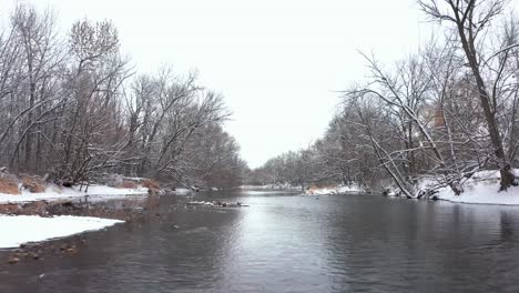 Flachschuss-Des-Flusses-Boise-An-Einem-Kalten-Wintertag