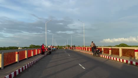 Viele-Menschen-Auf-Der-Brücke-Warten-Auf-Einen-Sonnenuntergang