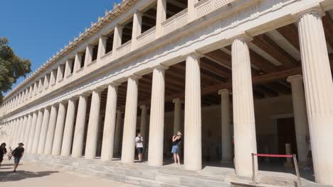 Schwenk-Entlang-Der-Säulenreihe-Von-Der-Stoa-Des-Attalos-Auf-Der-Agora-Von-Athen,-Griechenland