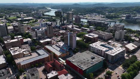 Aerial-view-away-from-the-Hilton-hotel,-in-downtown-Knoxville,-USA---rising,-pull-back,-drone-shot