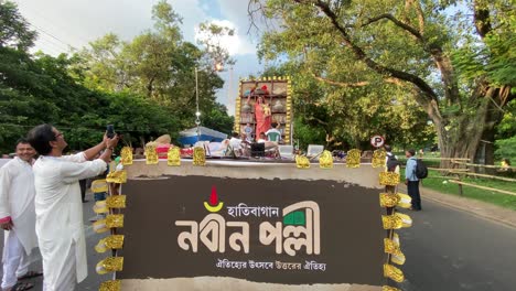 Video-De-La-Gente-Tomando-La-Fotografía-De-La-Diosa-Durga-Maa-En-Las-Carrozas-De-Hathi-Bagan-Nobopalli-En-El-Mitin-De-Inmersión-En-La-Carretera-Roja-Celebrado-En-Kolkata