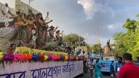 Die-Kulturelle-Aufführung-Gehen-Auf-Die-Straße,-Um-Kalkuttas-Durga-Puja-Zu-Feiern