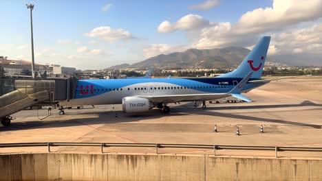 Timelapse-of-TUI-plane-arrival-and-disembarking-at-airport-in-Spain