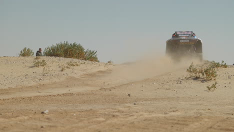 Vehículo-De-Lado-A-Lado-Conduciendo-Rápido-En-Un-Sendero-Polvoriento-Durante-El-Rally-Dakar