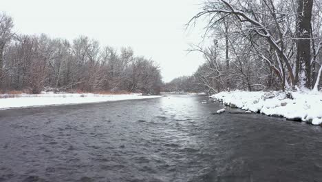 Eine-Drohne-Schoss-An-Einem-Kalten-Wintermorgen-über-Einen-Fluss-In-Idaho