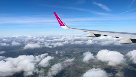 Avión-Wizz-Air-Volando-En-El-Cielo-Con-Nubes