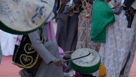 Arabische-Männer-Tanzen-Und-Trommeln-Bei-Der-Dakar-rallye-In-Traditioneller-Kleidung