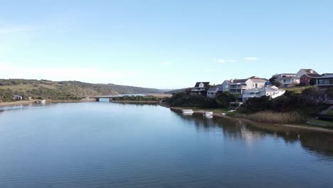 Holiday-homes-on-Klienemonde-East-River-in-the-Eastern-Cape,-South-Africa