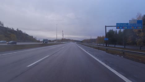 Auf-Der-Autobahn-In-Helsinki-Fahren-Und-Mit-Anderen-Autos-Filtern