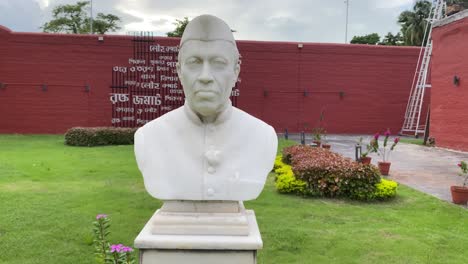 Busto-De-Jawaharlal-Nehru-En-La-Cárcel-De-Alipore